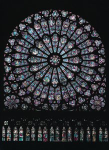 Det nordlige tværarms rosenvindue forestiller jomfruen og barnet i midten omgivet af gammeltestamentlige tegn, ca. 1250 af French School