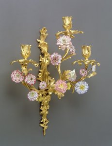 En af et par Louis XV tregrenede væglamper, c1750 (ormolu og Vincennes porcelæn)
