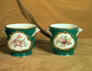 Et par Sevres iskølere, fra Frederick V Service, 1758 (blødt-pasta porcelæn)
