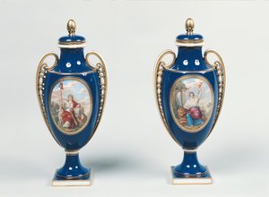 Et par Sevres-vaser dekoreret med allegoriske figurer af Retfærdighed og Republik (porcelæn) af French School
