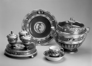 Plat de Menage, fad, kop og underkop og isskål fra Blue Cameo Service, Sevres, 1778-79 (blødt porcelæn)