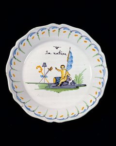 Tallerken dekoreret med en ånd, der sidder på en tromme, og Three Orders of The Nation (keramik) af French School