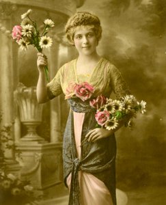 Portræt af en kvinde, der holder en bundt blomster ca. 1898 (håndfarvet foto) af French School