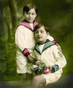 Portræt af to drenge ca. 1898 (håndfarvet foto) af French School