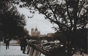 Postkort, der forestiller Bouquinistes langs Quai de la Tournelle, Paris, ca. 1930-40 af French School