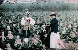 Postkort, der forestiller et par, der leder efter en baby af French School