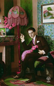 Postkort forestillende en elegant ung mand, ca. 1930 (farvet foto) af French School
