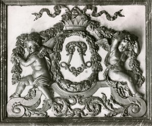 Putti flankerer det initiale L på døren til Salon des Gardes de la Reine (stuk) af French School