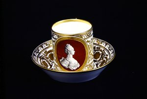 Sevres kop og underkop med et billede af Marie-Antoinette, ca. 1773-4 (porcelæn)