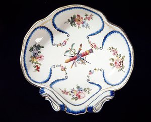 Sevres-tallerken dekoreret med bue og pile, 1762 (fajance) af French School