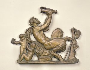 Skilt fra en vinhandler, der viser en faun, der drikker (træ)