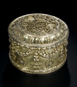 Silver-gilt circular box with cover from the Lennoxlove toilet service, owned by Frances Teresa Stewart, Duchess of Richmond and Lennox: French, Paris, assayed between April and September 1672dani af French School