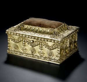 Silver-gilt rectangular casket with hinged lid with pin-cushion, from the Lennoxlove toilet service, owned by Frances Teresa Stewart, Duchess of Richmond and Lennox: French, Paris, 1664 - 1665 or 1668 - 1669dani af French School