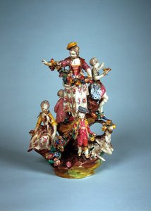 Statuette af kvinder og børn i grupper på en stenmark (fajance) af French School