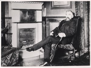 Stephane Mallarme (1842-98) siddende ved pejsen i sit hjem på Rue de Rome, Paris af French School