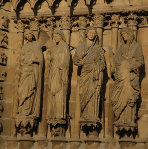 Visitationen, fire karmfigurer fra katedralens vestfacade, ca. 1230-40 (kalksten) (se 62274) af French School