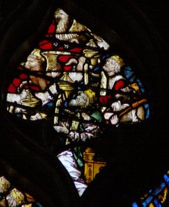 Vinduet med vestrosen viser en scene fra Åbenbaringens Bog: Flere ældste, St. Lukas-tyren og St. Johannes-ørnen (5:5). af French School