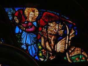 Vinduet med vestrosen viser en scene fra Åbenbaringens Bog: dragen forfølger mandens mor; men hun har vinger, som hun kan flyve ud i ørkenen med (12:13 14). af French School