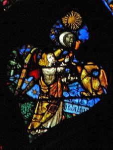 Vinduet med vestrosen viser en scene fra Åbenbaringens Bog: den fjerde trompetsol, månen og stjernerne bliver mørkere, og ørnen som englen, der råber Ve, Ve, skrevet under den (8:12 13). (bejdset gla af French School