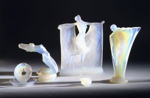 Tre opaliserende glasobjekter af Lalique, af French School