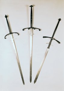 Tre tohåndssværd, 1570 (metal) af French School