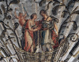 Venus og Juno, detalje af silkeblad af håndvifte, broderi og pailletter, sølv-damasceneret gennemboret knoglebeskyttelsespind af French School