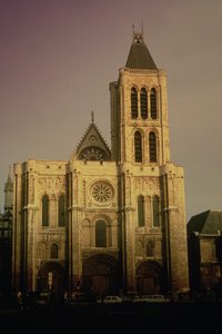 Udsigt over vestfacaden, påbegyndt c.1135 af French School