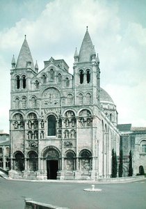 Udsigt over vestfacaden, bygget 1125-35 af French School