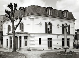 Udsigt over facaden af Bibliotheque Marmottan fra haven, bygget 1880-1921 af French School