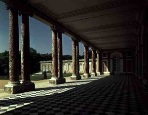 Udsigt til terrassen på højre fløj af Grand Trianon, ca. 1725 (foto) af French School