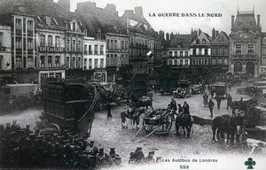 War in the North: London-busser fra British Expeditionary Force på hovedtorvet ved Bethune i 1915 (photolitho) af French School