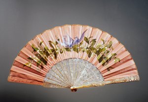 Bryllupshåndvifte afbildet duer på gren, tempera på silke og perlemor skabt af Felix Alexandre, Paris af French School