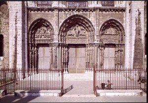Vestfacade med de tre døre til den kongelige portal, der viser (L til R) Himmelfarten, Kristus i Majestæt med symbolerne for evangelisterne og apostlene og Madonnaen og barnet på tronen, c.114 af French School