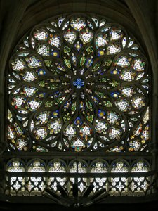 Window S rose, der forestiller sydrosenvinduet, bygget i begyndelsen af C16, indeholder meget af dets originale dekorative glas, selvom det blev meget restaureret i 1865 (.) af French School