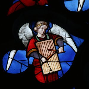 Vindue, der forestiller en musikalsk engel af French School