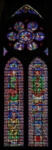 Vindue w102, der viser Sankt Peter og Sankt Andreas; Soissons katedral og en biskop; i rosen Scener fra Sankt Peters liv af French School