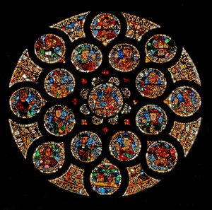 Vindue w108, der afbilder den nye pagt: øverst er Kristus (Alfa og Omega), derefter de fire symboler på evangelisterne, der danner en firkant, to dyder er i venstre og højre ekstremitet, og Ar af French School