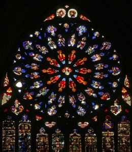 Vindue w135 viser Gud, serafer, musikalske engle og ti af apostlene. lancetterne nedenfor indeholder sene C16-figurer, skytshelgenerne for de daværende kanoner:- St James, St Christopher, St Charlemagn af French School