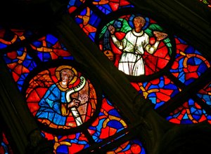 Vindue w141 forestiller en musiker-engel med en harpe og andre engle af French School