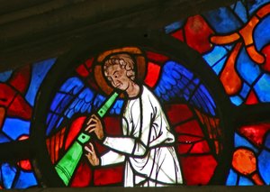 Vindue w141, der viser en musiker-engel med et shawm? af French School