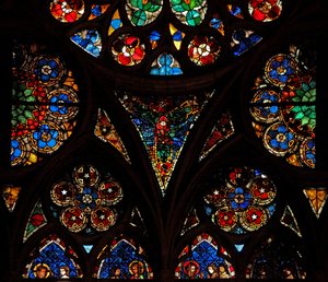 Vindue w17, der afbilder tracery-lysene med geometrisk og dekorativt glas af French School