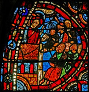 Vindue w22 skildrer en scene fra Maria Magdalenas liv - helgenen prædiker i Marseille af French School