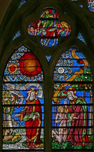 Fenster w40, die Schöpfung und die Erschaffung Adams darstellend