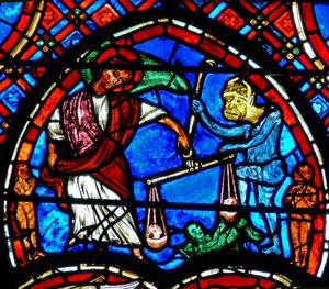 Vindue w4 viser en scene fra den sidste dom: St. Michael vejer sjælene af French School