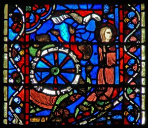 Fenster w53, Darstellung einer Szene aus dem Leben der St. Katharina: die Folterknechte bereiten das Rad für ihre Qual vor