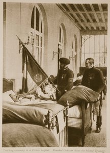 Wounded Chasseur kysser den elskede Tricolour, 1914-19 af French School
