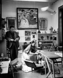 De mexicanske malere Frida Kahlo (1907-1954) og Diego Rivera (1886-1957) i deres værksted i 1948 (s/h-foto) af Frida Kahlo