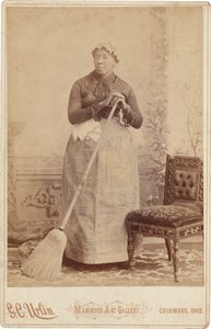 Portræt af en kvinde med en kost,ca. 1885 (foto) af G.C. Urlin