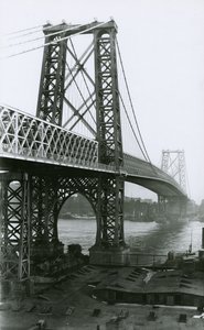 Williamsburg Bridge over East River under opførelsen, 1898 af G.P. Hall und Sohn