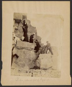 [Billedet er taget ved foden af pyramiderne].